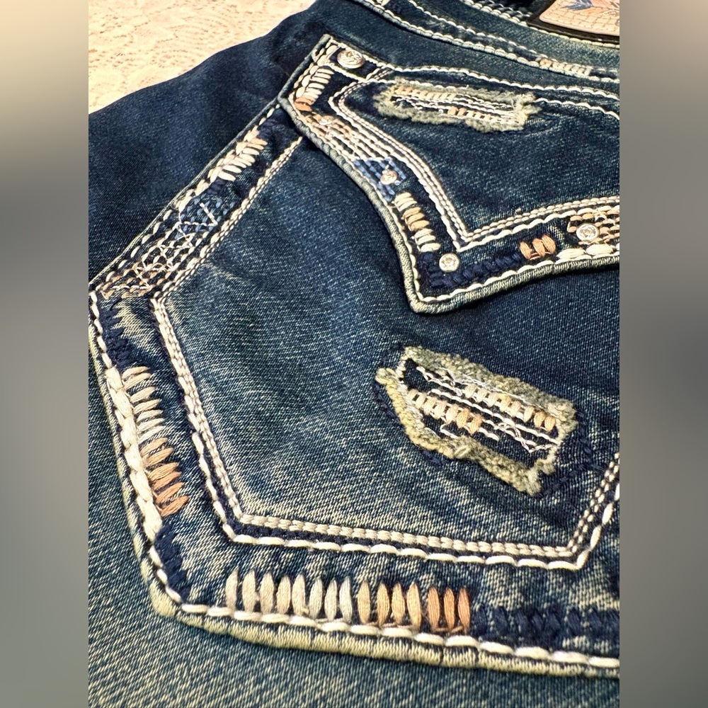 NWT 29 Easy Fit Grace in LA Embroidered Distressed Bootcut Jeans - Picture 3 of 8